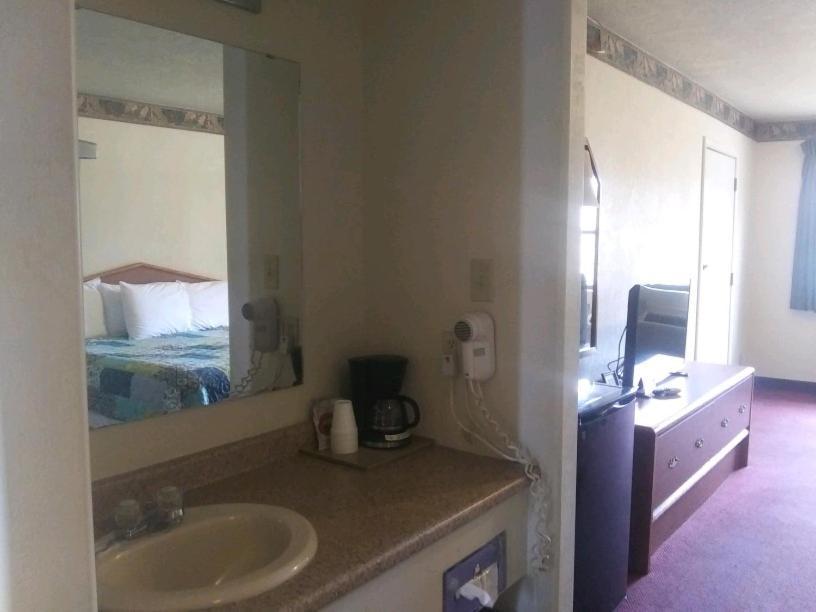 Whispering Creek Lodging & Rv Resort Newton エクステリア 写真