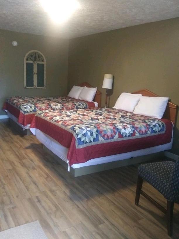 Whispering Creek Lodging & Rv Resort Newton エクステリア 写真